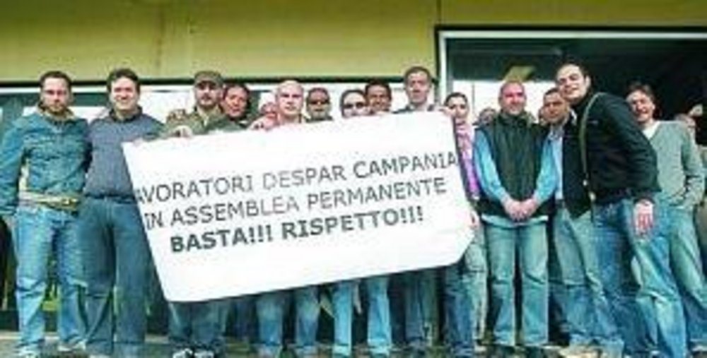 Salerno, protesta dei lavoratori del centro commerciale La Fabbrica